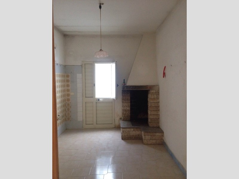 Appartamento in Vendita a Guagnano, zona paisiello, 36'000€, 220 m²