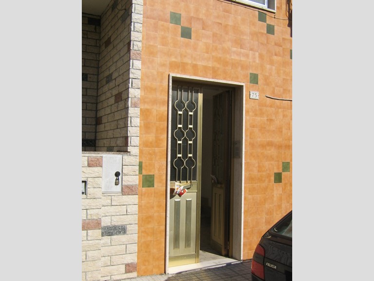 Appartamento in Vendita a Taviano, zona Via Martiri de risorgimento, 70'000€, 150 m²