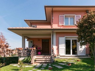 Villa in Vendita a Gualdo Tadino, zona località cerqueto, 245'000€, 280 m²