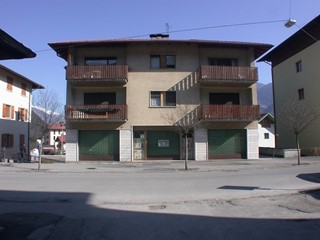 Negozio in Vendita a Tione di Trento, zona via Pinzolo, 500'000€, 210 m²