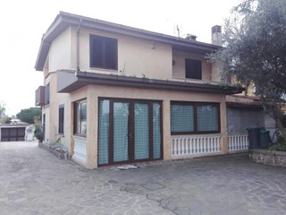 Villa bifamiliare in Vendita a Ardea, zona Nuova Florida, 259'000€, 170 m², con Box