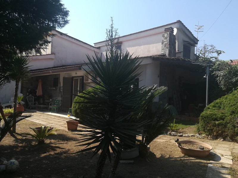 Villa in Vendita a Pozzuoli, zona VARCATURO, 250'000€, 155 m²