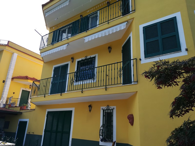 Villa in Vendita a Pozzuoli, zona MONTERUSCELLO, 535'000€, 330 m²