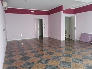 Attività commerciale in Affitto a Rovigo, zona San Martino di Venezze, 380€, 51 m²