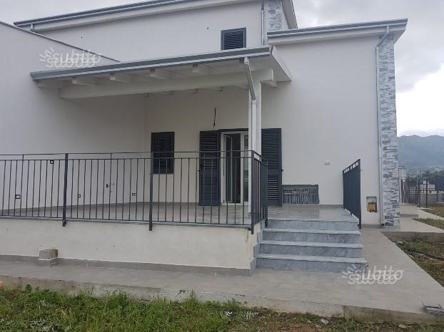 Villa bifamiliare in Vendita a Palermo, zona carini, 190'000€