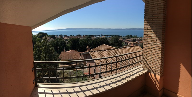 Villa bifamiliare in Vendita a Trevignano Romano, zona TREVIGNANO ROMANO, 320'000€, 210 m²