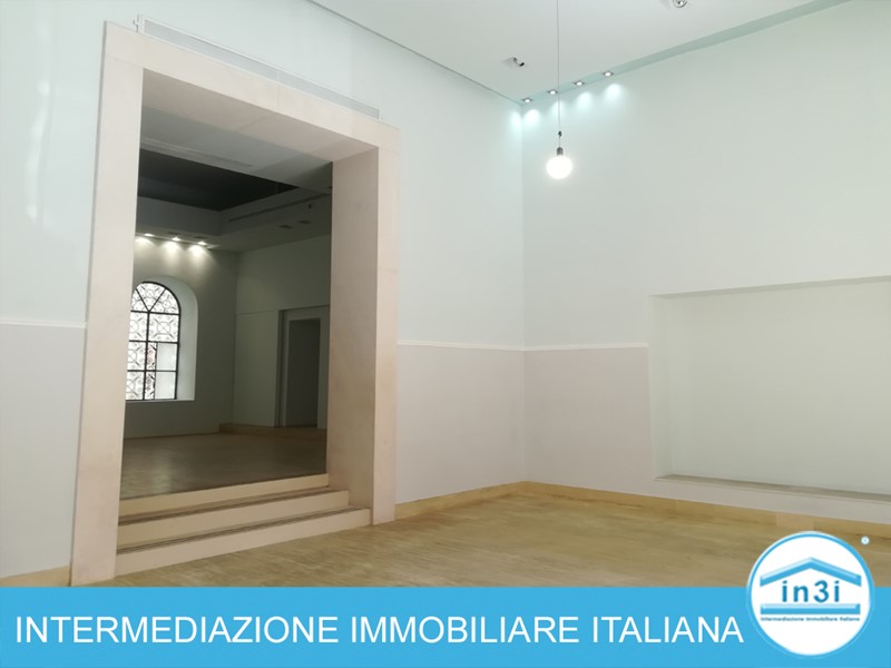 Negozio in Affitto a Roma, zona centro storico, 150 m²