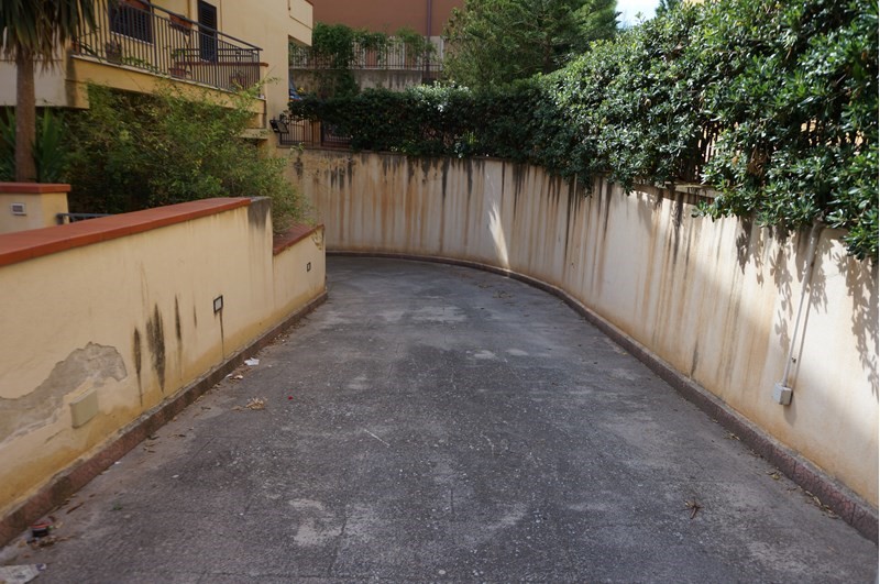 Immobile commerciale in Vendita a Bagheria, 180'000€, 500 m²