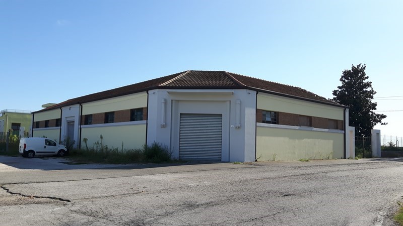 Capannone in Vendita a Codigoro, zona Darsena, 210'000€, 2500 m²