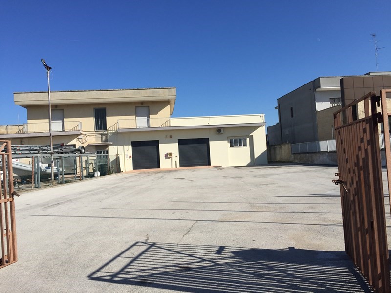 Immobile commerciale in Affitto a Maglie, zona Industriale, 1'600€, 400 m²
