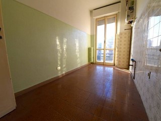 Trilocale in Vendita a Saronno, zona semicentro, 130'000€, 90 m², con Box
