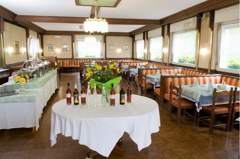 Immobile commerciale in Vendita a Ronzone, 2000 m²