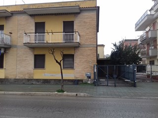 Quadrilocale in Vendita a Aprilia, zona Via Giuseppe Verdi, 110'000€, 75 m²