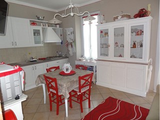 Appartamento in Vendita a Laveno Mombello, zona via Verdi, 64, 89'000€, 70 m²