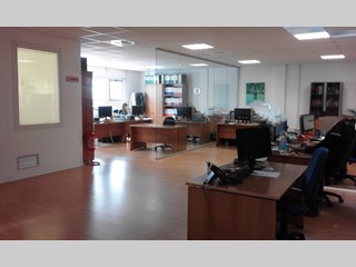 Immobile commerciale in Affitto a Torgiano, zona zona artigianale Ferriera, 1'000€, 320 m²
