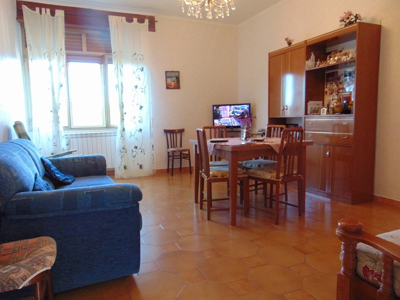 Appartamento in Vendita a Cerreto Sannita, zona VIA NICOTERA, 59'000€, 90 m², con Box