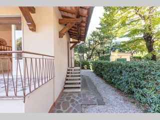 Villa in Vendita a Pietrasanta, zona Focette, 630'000€, 130 m², con Box