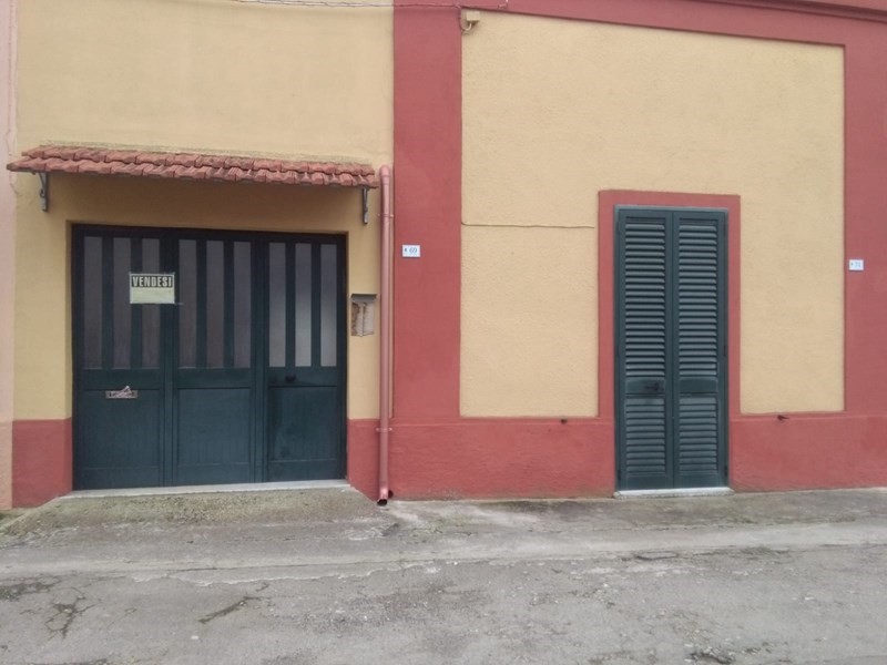 Trilocale in Vendita a Ugento, zona Ugento, 80 m², con Box