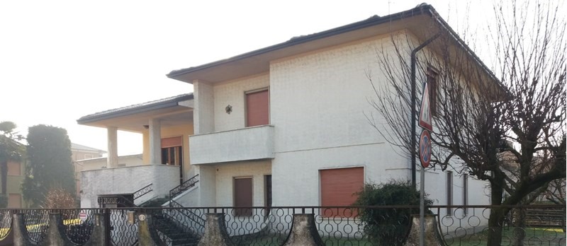 Villa in Vendita a Montodine, 250'000€, 300 m², con Box
