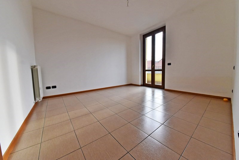 Trilocale in Vendita a Locate Varesino, 142'000€, 90 m², con Box
