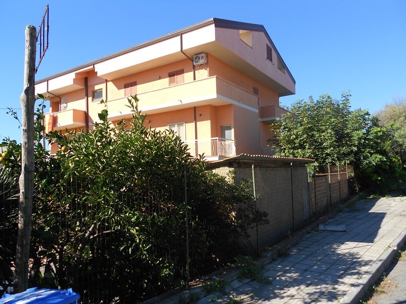 Trilocale in Vendita a Reggio Calabria, zona Gallico marina reggio calabria, 75'000€, 85 m²