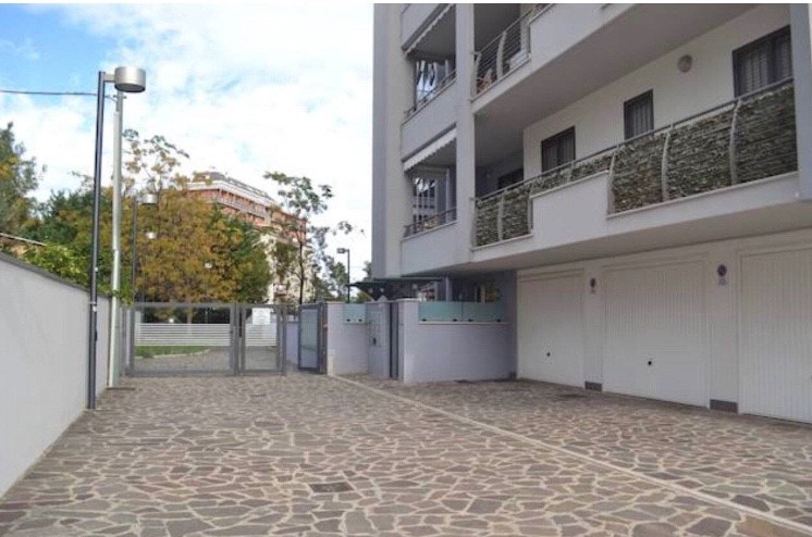 Trilocale in Vendita a Montesilvano, zona Naiadi , 265€, 100 m²