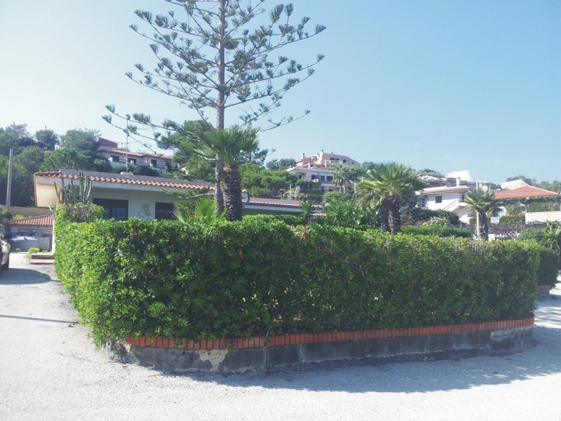 Villetta a schiera in Vendita a Augusta, zona Monte Tauro, 150'000€, 80 m²