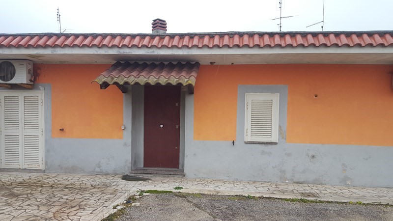 Trilocale in Vendita a Aprilia, zona Campoverde, 40'000€, 90 m², arredato, con Box