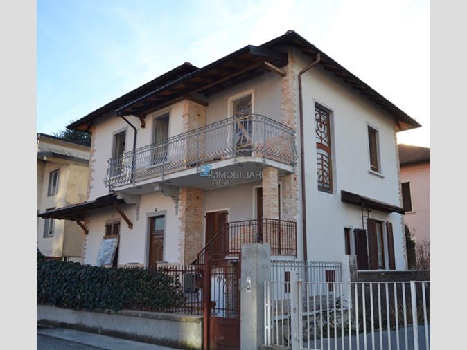 Villa in Vendita a Tradate, zona stazione, 300'000€, 300 m²