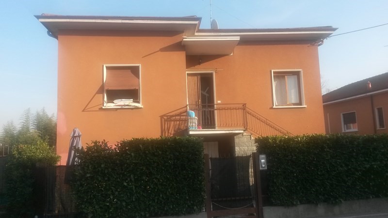 Casa Indipendente in Vendita a Gallarate, zona Cajello, 220'000€, 390 m², con Box
