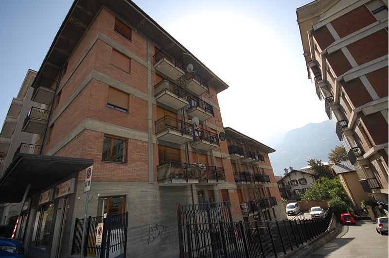 Quadrilocale in Vendita a Aosta, zona Centro Città, 89'000&euro;, 75 m²