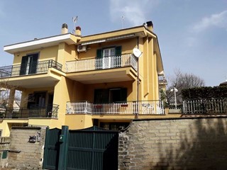 Villa in Vendita a Ariccia, zona PALAZZETTO, 320'000€, 180 m²