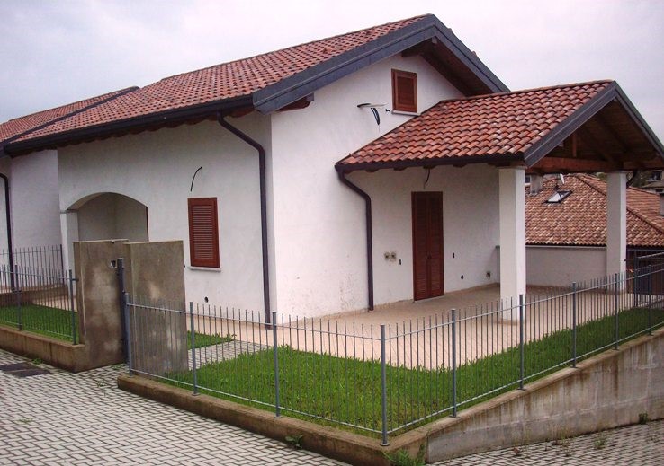 Villa bifamiliare in Vendita a Agrate Conturbia, 205'000€, 220 m²