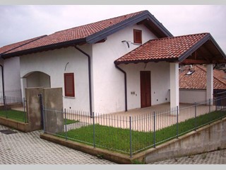 Villa bifamiliare in Vendita a Agrate Conturbia, 205'000€, 220 m²