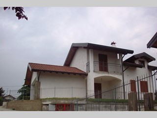 Villa in Vendita a Agrate Conturbia, 225'000€, 200 m²