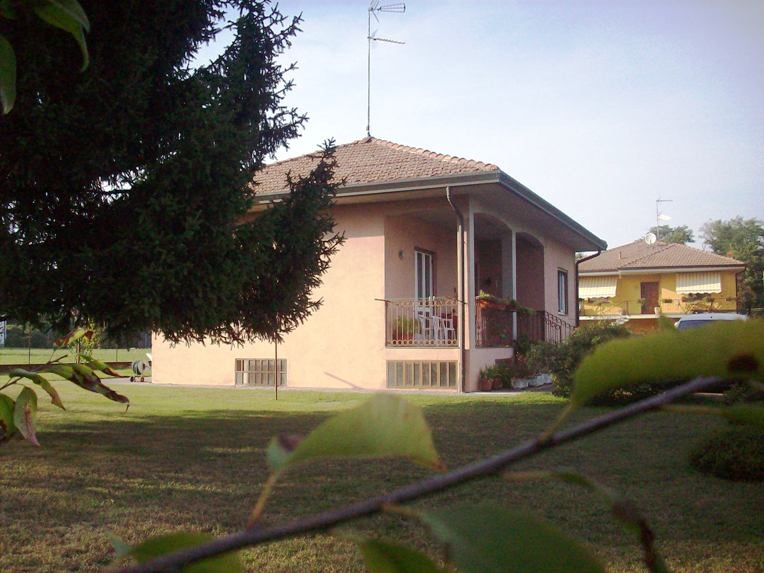 Villa in Vendita a Castelletto sopra Ticino, 280'000€, 220 m²