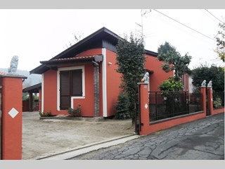 Villa in Vendita a Varallo Pombia, 205'000€, 95 m²