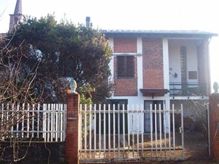 Casa Indipendente in Vendita a Suno, 135'000€, 220 m²