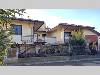 Casa Indipendente in Vendita a Gattico, 300'000€, 255 m²