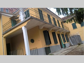 Casa di corte in Vendita a Fubine Monferrato, zona centro paese, 140'000€, 210 m²