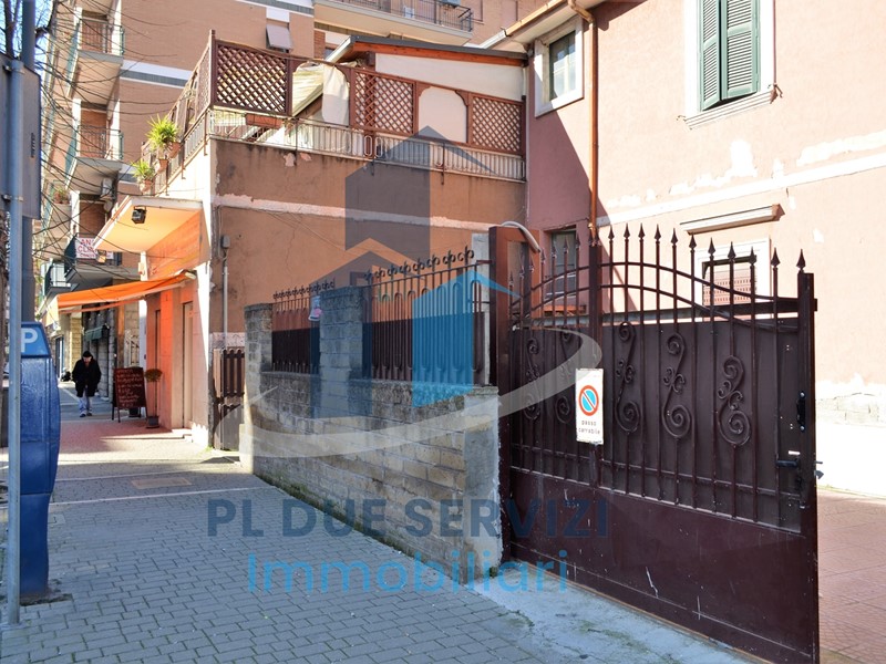 Negozio in Affitto a Ciampino, zona Ciampino, 1'200€, 81 m²