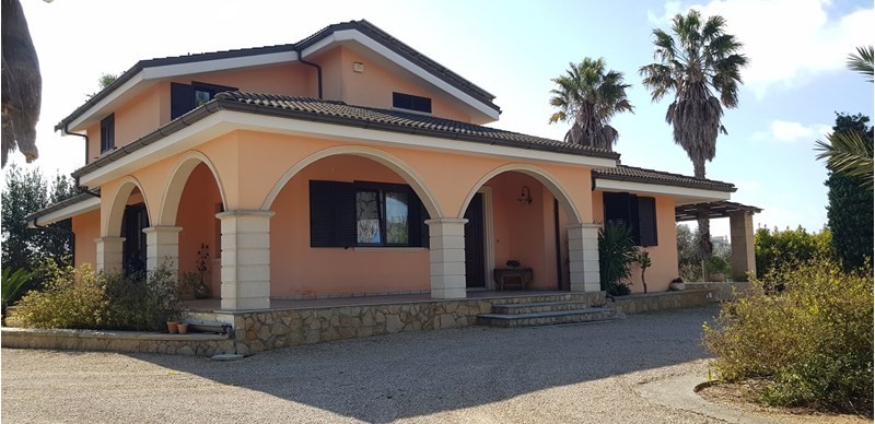 Villa in Vendita a Melissano, zona C.da Madonnelle, 450'000€, 241 m²