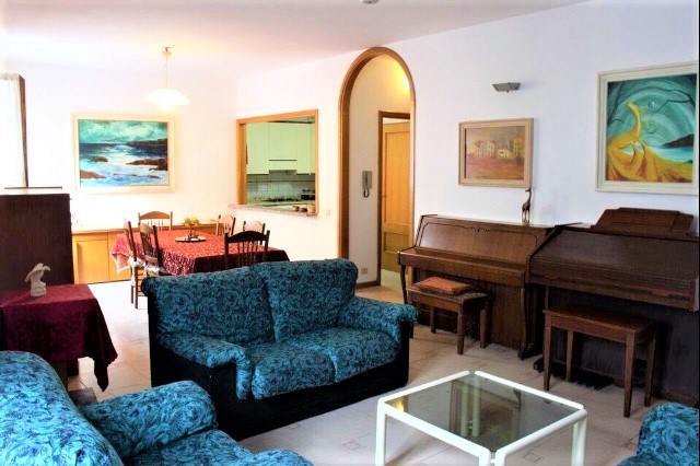 Appartamento in Affitto a Oristano, zona Centro Storico, 900€, 160 m², arredato