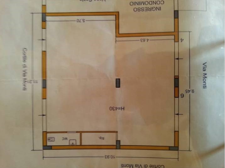 Magazzino in Vendita a Porto Empedocle, zona Via Monti 4/6, 90'000€, 102 m²