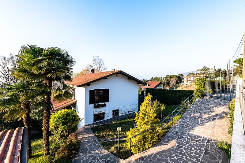 Villa in Vendita a Sirtori, zona SIRTORI, 950'000€, 380 m²