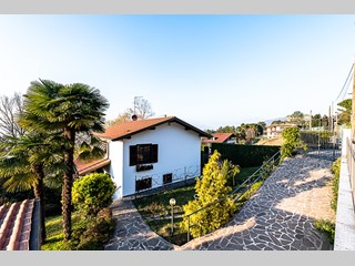 Villa in Vendita a Sirtori, zona SIRTORI, 950'000€, 380 m²