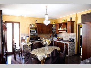 Villa in Vendita a Terracina, 380'000€, 120 m², con Box