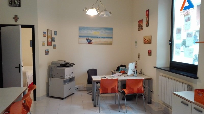 Ufficio in Affitto a Ancona, zona Ancona QUARTIERE ADRIATICO, 450€, 50 m²