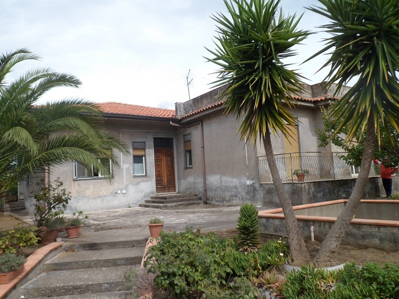 Villa in Vendita a Pedara, zona via Mario Giusti, 200'000€, 150 m²