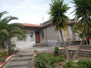 Villa in Vendita a Pedara, zona via Mario Giusti, 200'000€, 150 m²
